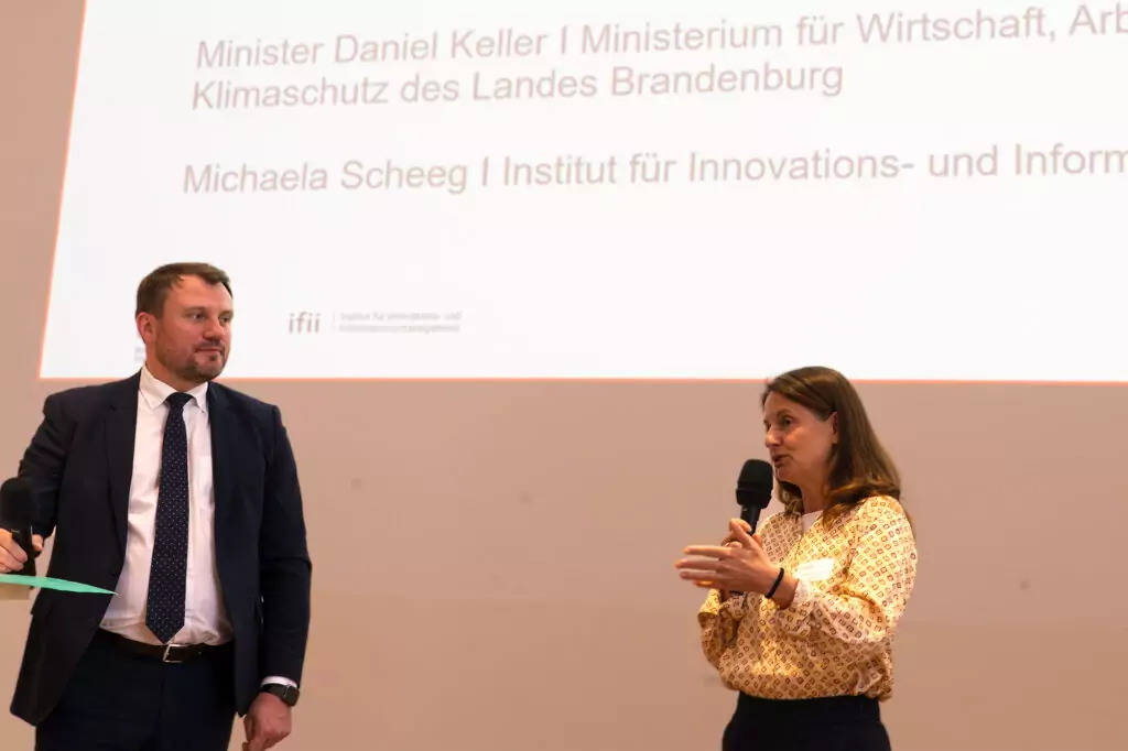 Michaela Scheeg & Daniel Keller - 5G -Strategie - Chatbot