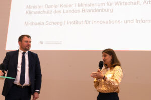 Michaela Scheeg & Daniel Keller - 5G -Strategie - Chatbot